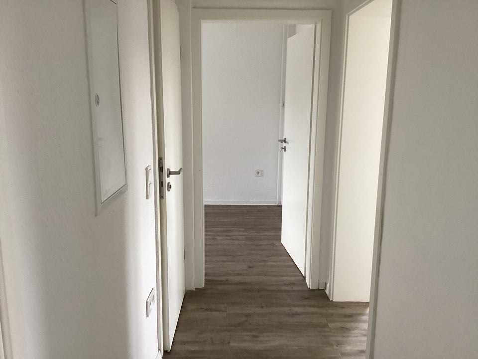 BARSINGHAUSEN NAHE DEISTER: Renovierte 3-Zimmer-Wohnung mit ca. 58 m² Wohnfläche – sofort bezugsfrei - Photo 4