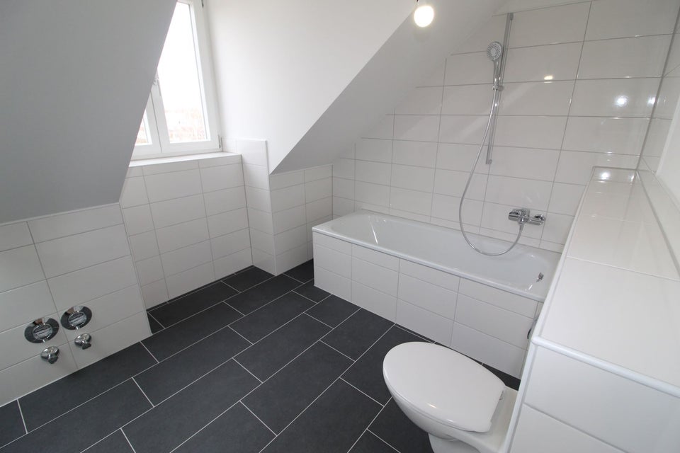 Wohn(t)raum: schicke 3-Zimmer-Dachgeschosswohnung mit Loggia! - Photo 1