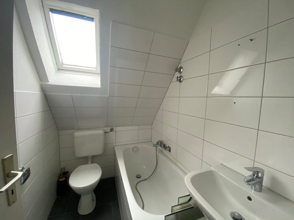 Günstige und kleine 3-Zimmer-Wohnung im Dachgeschoss - Photo 3