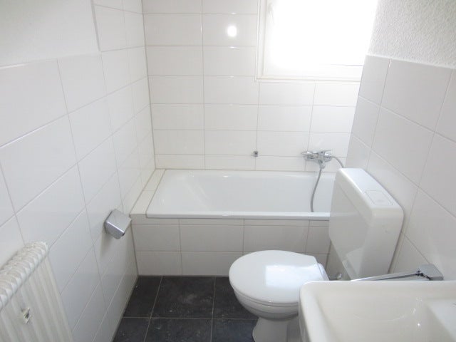 Günstige, komplett renovierte 2-Zimmer-Wohnung mit Balkon - Photo 1