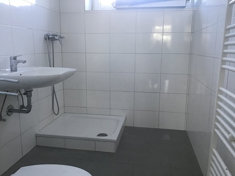 Moderne 2-Zimmer-Wohnung für Singles und Paare kurzfristig verfügbar - Photo 2
