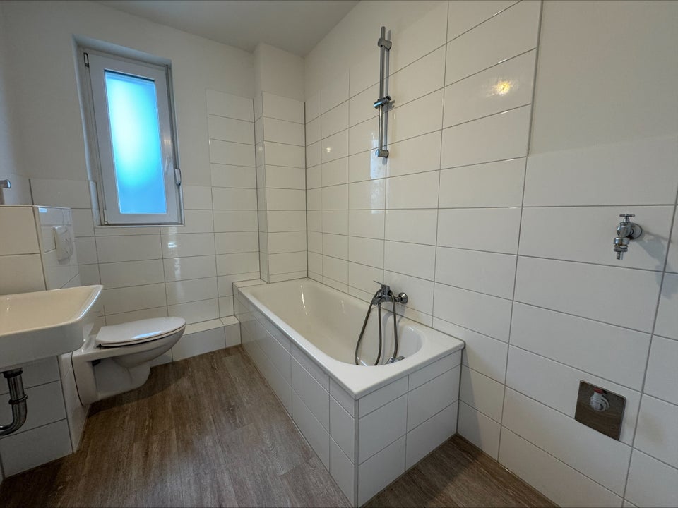 Wohlfühlen im neuen Zuhause: gemütliche 2,5 Raum Wohnung - komplett renoviert! - Photo 3