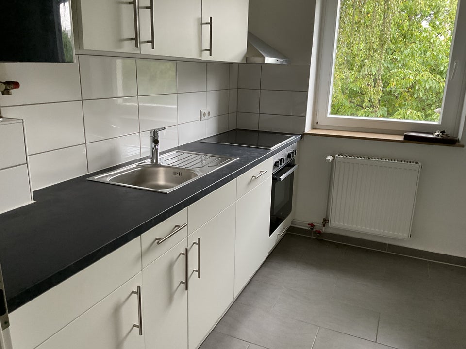 Moderne Wohnung in schöner Lage. Einbauküche inklusive. - Photo 1