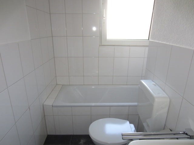 Bezugsfertig renovierte 2-Zimmerwohnung mit Balkon im EG (Hochparterre)! - Photo 4