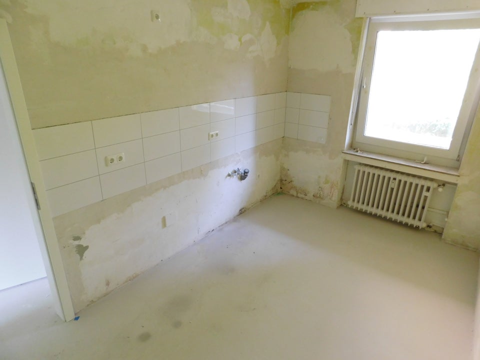 Im Erdgeschoss großzügige Wohnung mit drei Zimmern und Balkon! - Foto 1