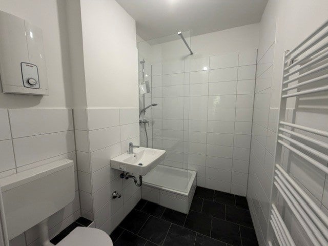 Schöne Aussicht garantiert: barrierefreie, renovierte 2,5-Zimmer-Wohnung mit Aufzug - Photo 3