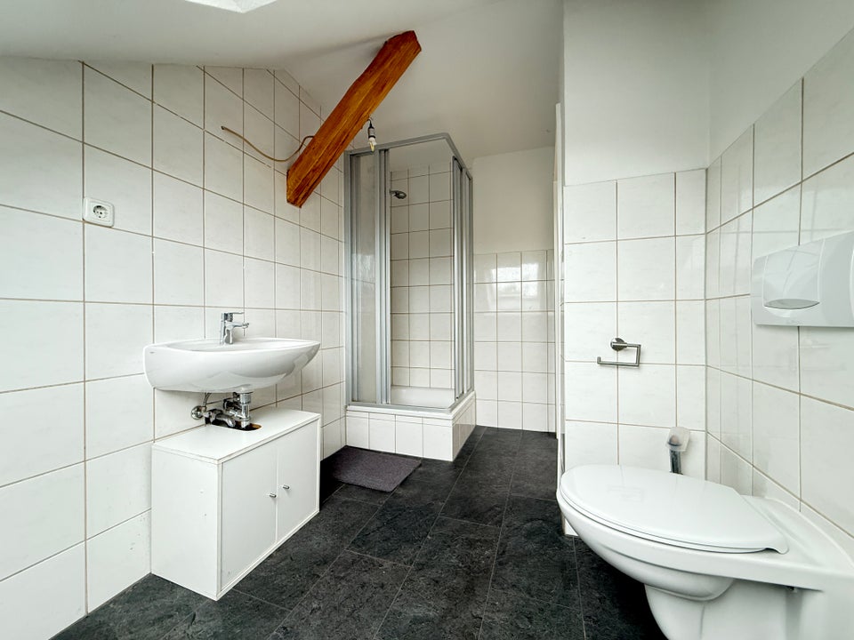 Charmante Dachgeschosswohnung mit Einbauküche! - Foto 2