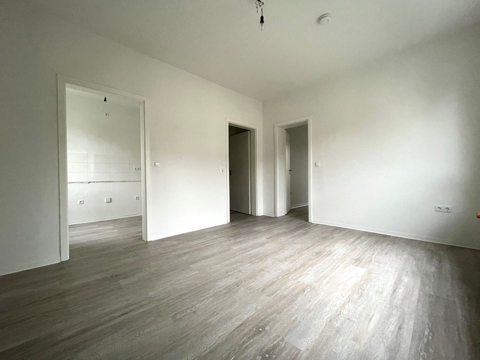Bezugsfertige 2-Zimmer Wohnung in frisch modernisiertem Gebäude mit großem Balkon - Photo 2
