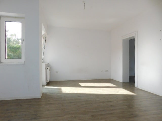 Bezugsfertige 2-Zimmerwohnung im 2. OG in zentraler Lage mit Balkon... - Foto 1