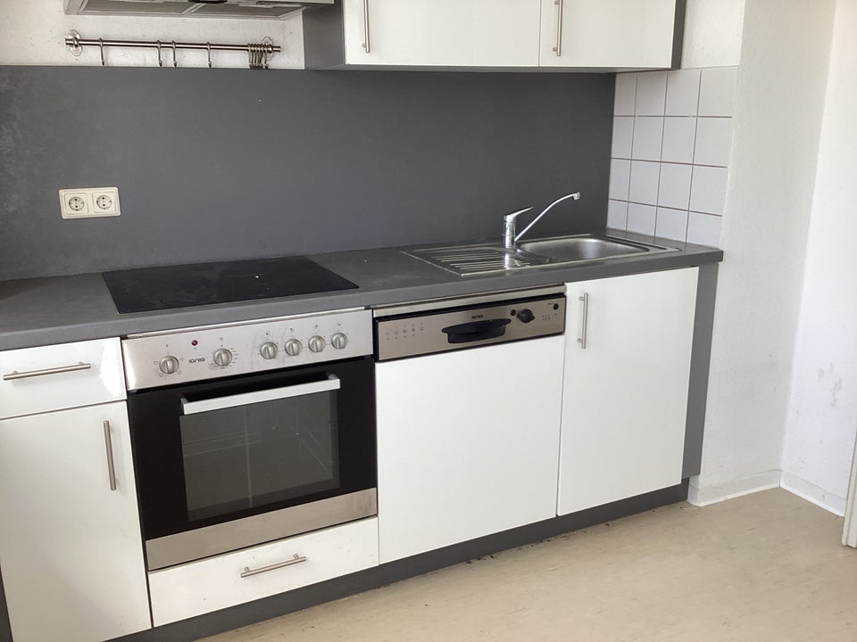 Frisch renovierte 4-Zimmer-Wohnung mit Einbauküche an WG zu vergeben! - Photo 4