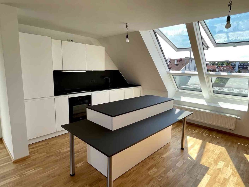 Wohntraum im Dachgeschoss: 4,5 Zimmer, Galerie und ein toller Blick auf den Olympiaturm! - Foto 3