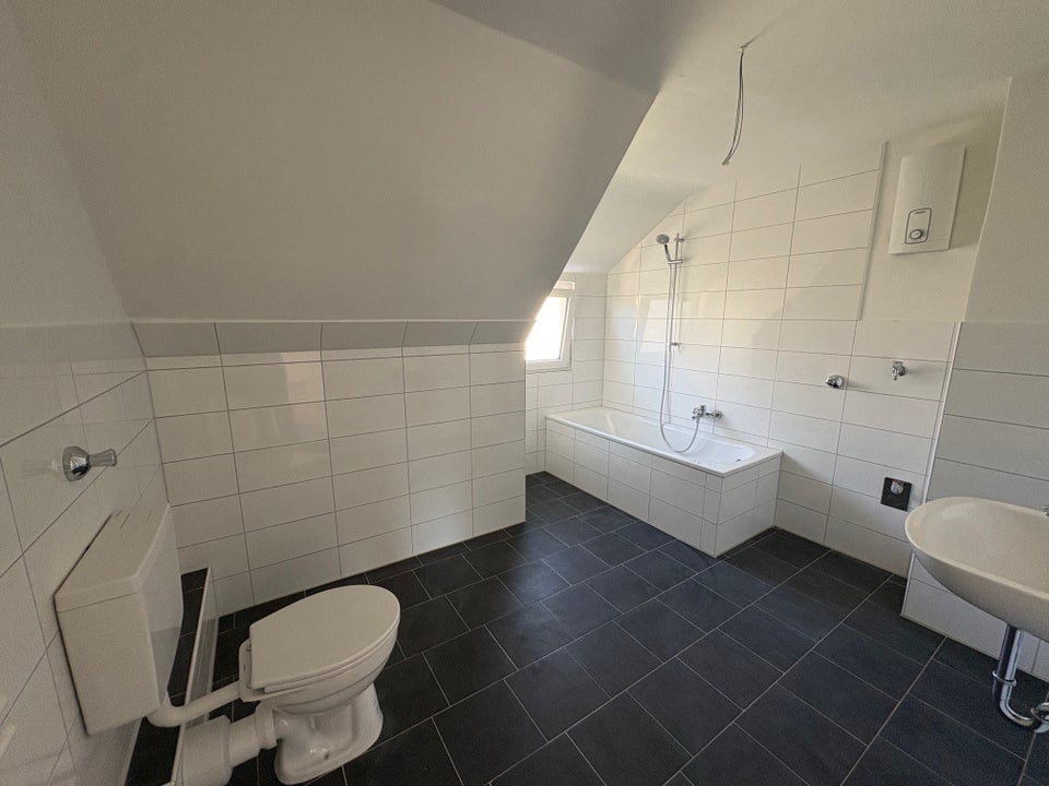 Wohnen mit Weitblick – 2-Zimmer-Dachgeschosswohnung in Essen-Karnap - Foto 2