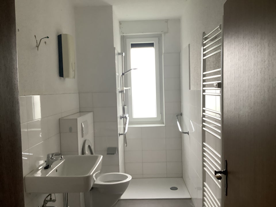*3-Zimmer-Wohnung mit ebenerdiger Dusche und Balkon sucht kurzfristigen Nachmieter* - Foto 2