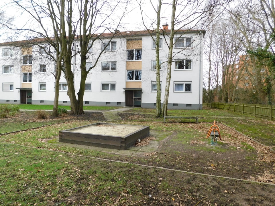 Einzugsbereit neu renvoiert mit Balkon und ordentlich Platz für eine kleine Familie! - Foto 1