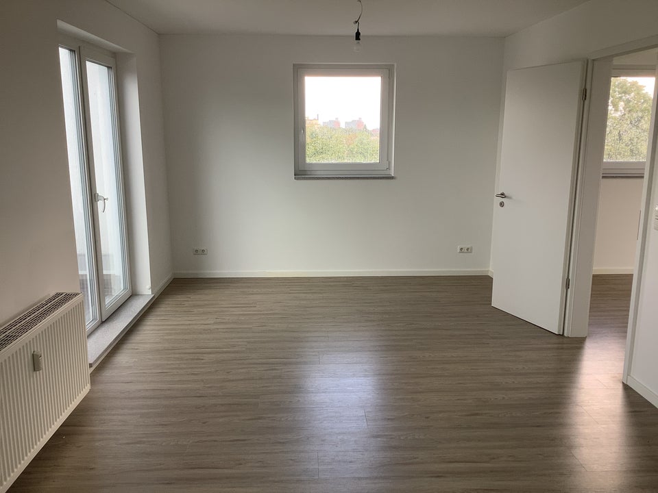 Moderne Dachgeschosswohnung mit Einbauküche und zwei Dachterrassen in Berlin-Mariendorf - Foto 1