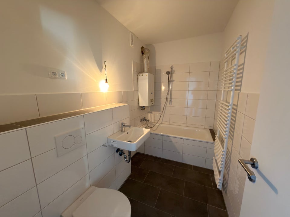 Frisch tapezierte Wohnung sucht nette Familie - Photo 2