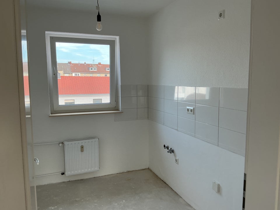 Schöner Wohnen: Teilrenovierte 3-Zimmer-Wohnung mit Balkon - Foto 1