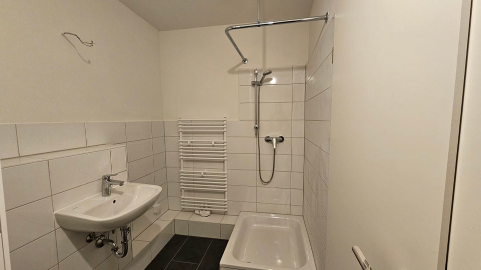 Nimm mich! Günstig geschnittene 2-Zimmer-Wohnung frisch saniert mit Balkon - Photo 3
