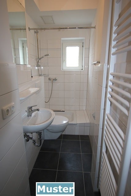 Renovierte 1,5 Zimmer-Dachgeschoss- Single-Wohnung, frei ab sofort! - Photo 2