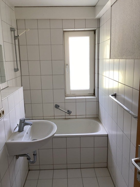 2,5 Zimmer mit Balkon, Einzug sofort - Foto 1