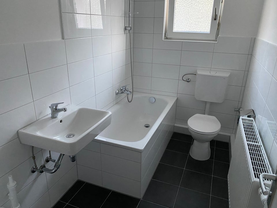 Perfekt für Sie – 2-Zimmer mit Balkon und vollständiger Wärmedämmung - Photo 2