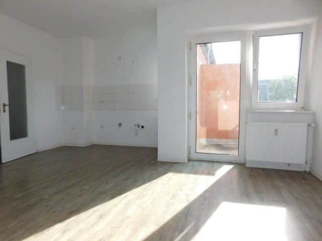 Bezugsfertige 2-Zimmerwohnung im 2. OG in zentraler Lage mit Balkon... - Foto 2