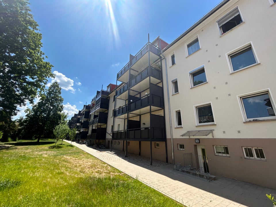 Neue Wohnung, neues Glück! Ansprechende 2-Zi.-DG - Photo 1
