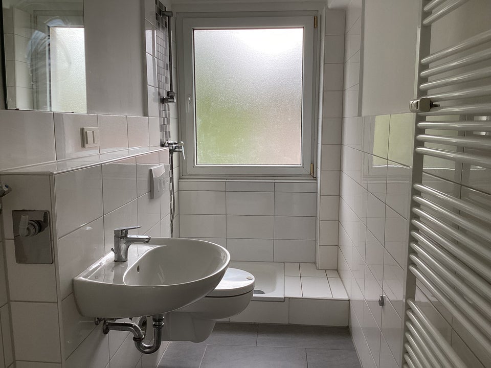 BARSINGHAUSEN NAHE DEISTER: Renovierte 3-Zimmer-Wohnung mit ca. 58 m² Wohnfläche – sofort bezugsfrei - Photo 2