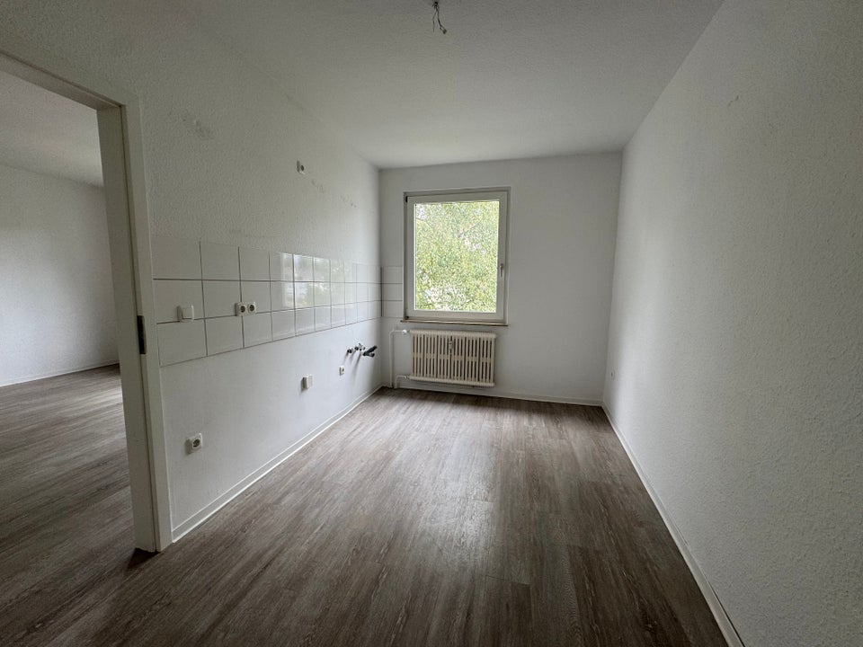 Zentral, preiswert, renoviert & sofort bezugsfertig! Gut geschnittene 2,5 Zimmer-Wohnung - Photo 3