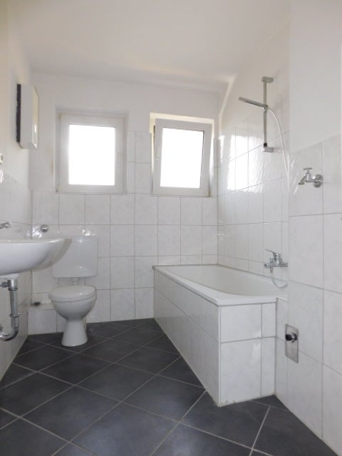 Geräumig und renoviert... 3-Zimmerwohnung im 2. OG im Herzen von Oppum... - Photo 2