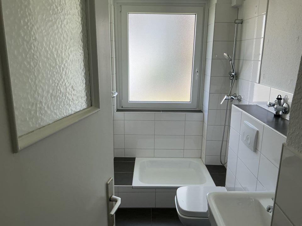 Schöne 2Zi.-EG Wohnung mit Dusche und Balkon, bezugsfertig neu renoviert! - Foto 2