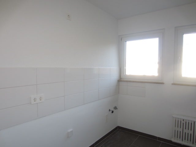 Günstige, komplett renovierte 2-Zimmer-Wohnung mit Balkon - Photo 3