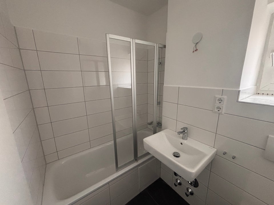 Willkommen in Moosach! Frisch renovierte 3-Zimmer-Wohnung mit Einbauküche und Balkon - Foto 3