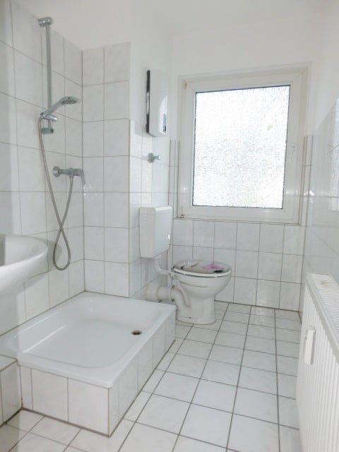 Renoviert und bezugsfertig... Schöne 2-ZKDB im 1. OG mit Balkon in ruhiger Lage... - Foto 4