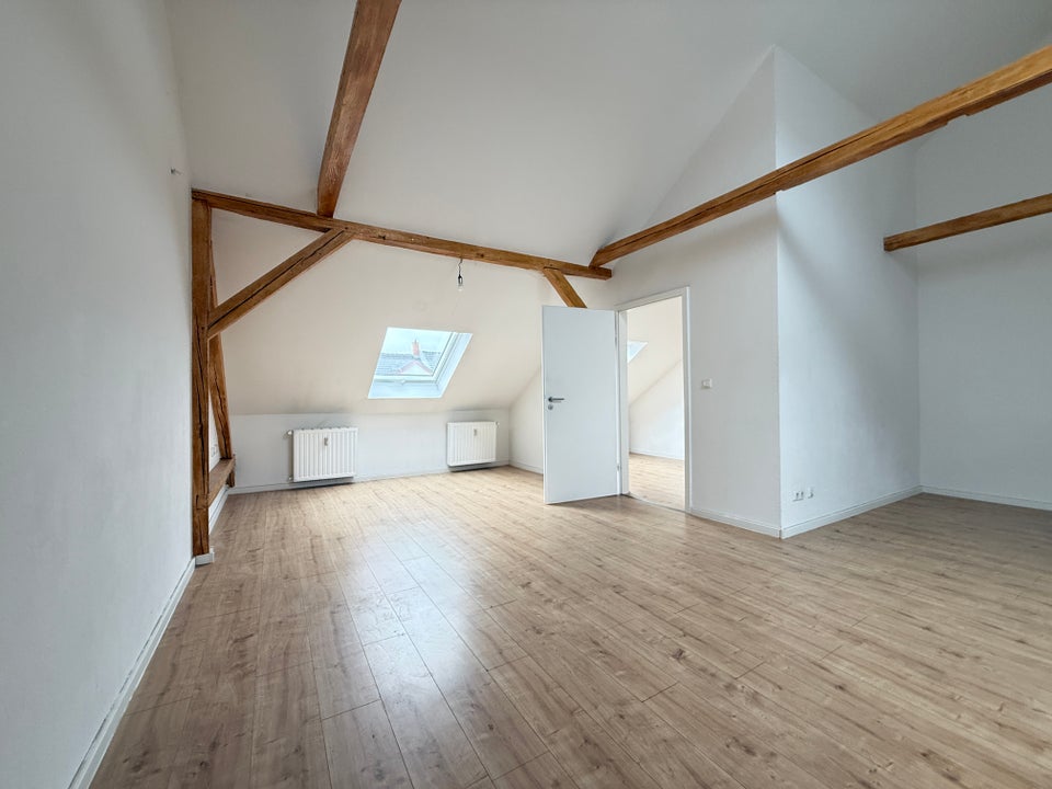 Charmante Dachgeschosswohnung mit Einbauküche! - Foto 3