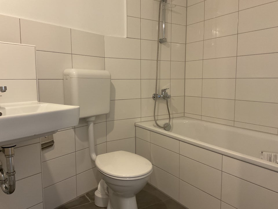 Großzügig geschnittene Wohnung für Paare und die kleine Familie. Frisch Renoviert! - Foto 2