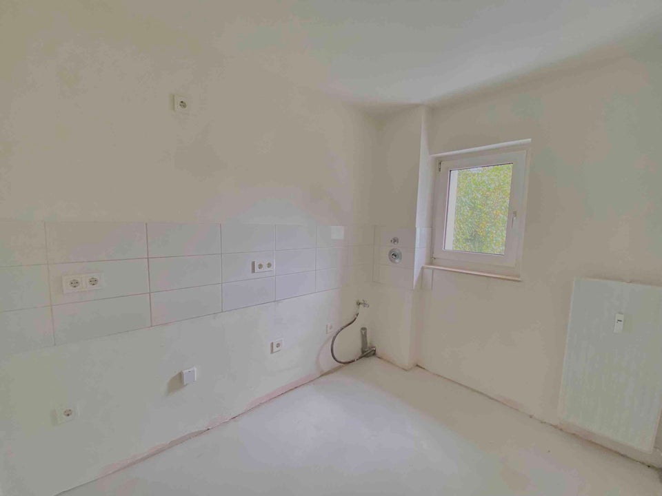Großzügig geschnittene 3,5-Zi.-Wohnung mit Balkon! - Foto 1