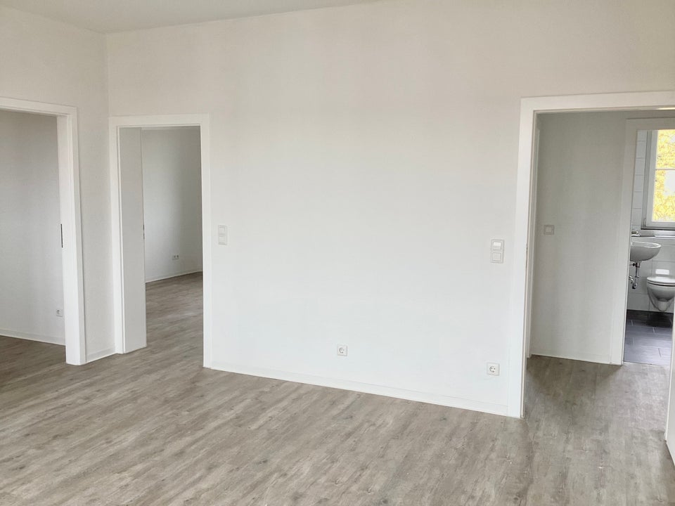 Frisch für Sie saniert - modernes Tageslichtbad mit Wanne! - Foto 1