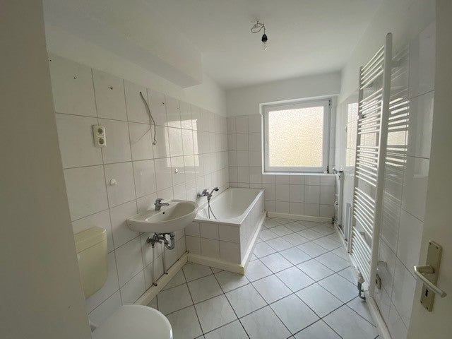 Schöne Wohnung sucht Mieter: interessante 2-Zimmer-Wohnung mit Küche und Balkon - Photo 2