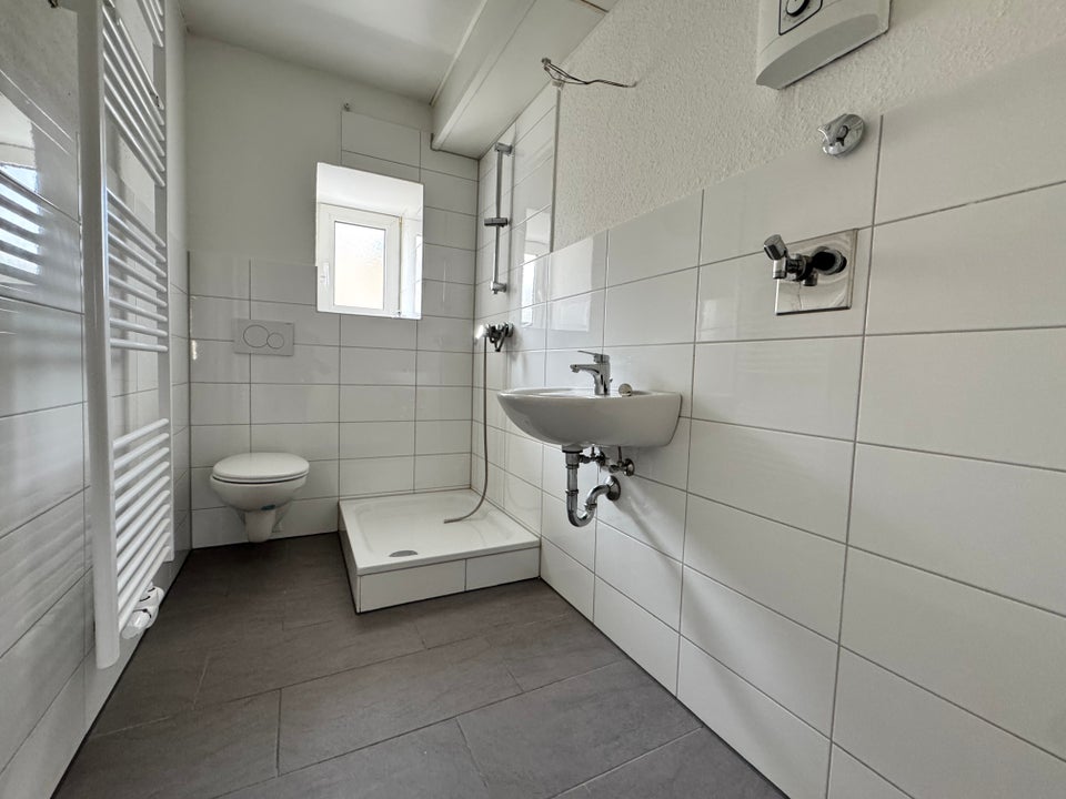 günstige Single-Wohnung mit modernisiertem Duschbad - Photo 2