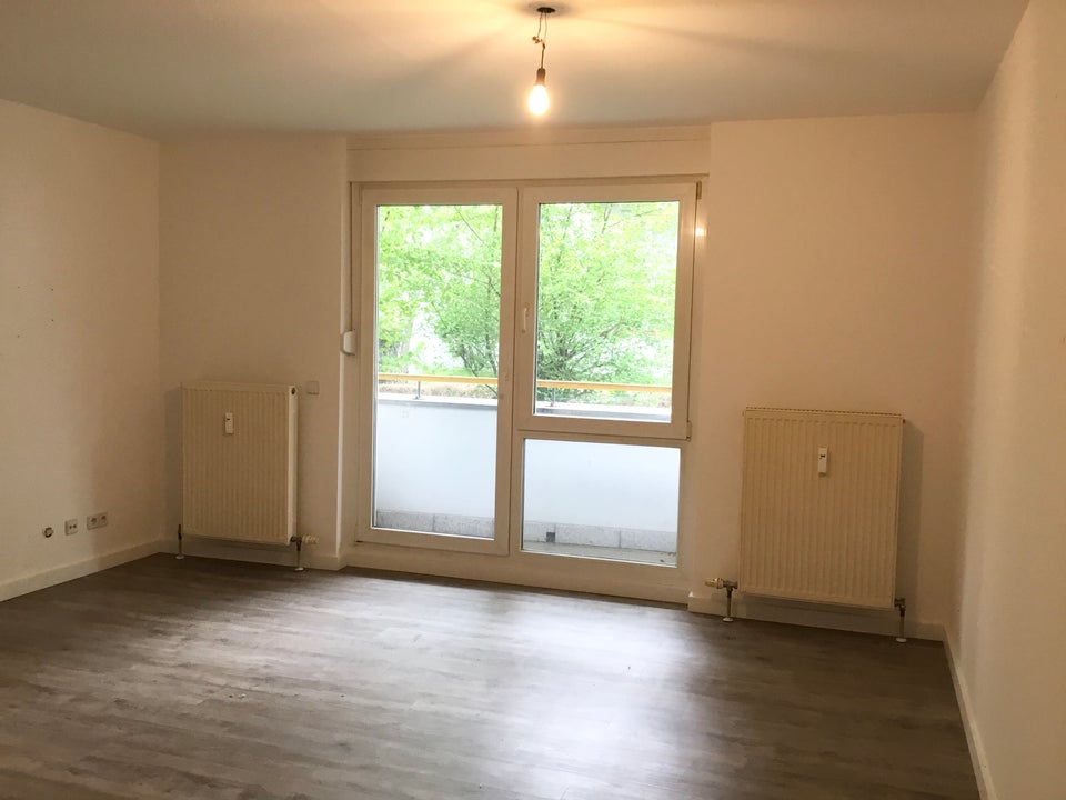 schöne 2-Zimmer-Wohnung mit Einbauküche - Foto 1