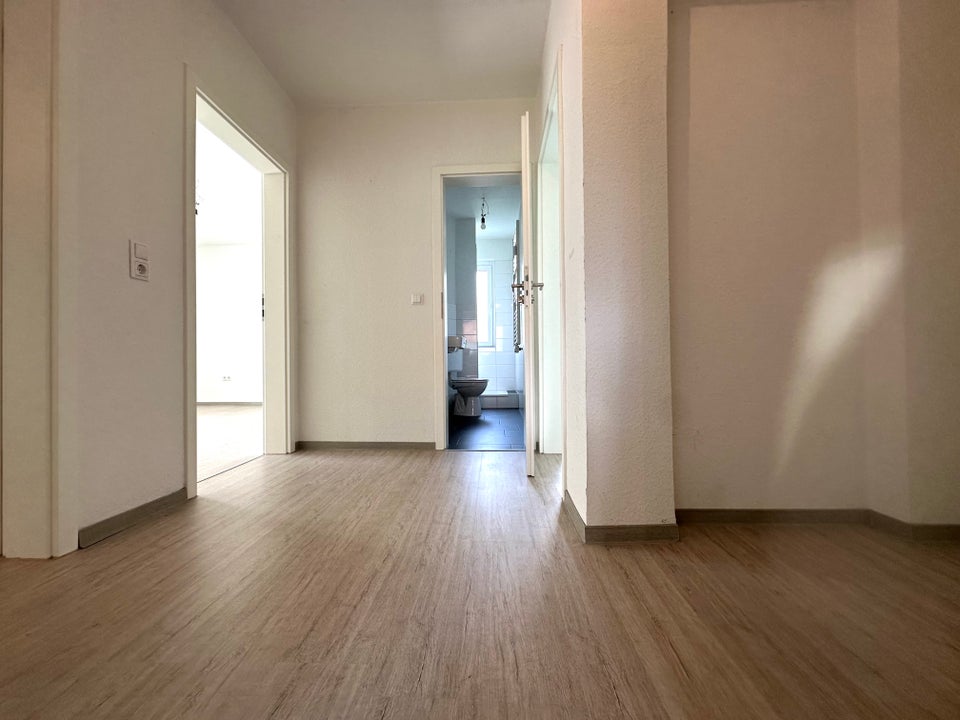 3-Zimmer-Wohnung mit Balkon in frisch modernisiertem Gebäude - Foto 2