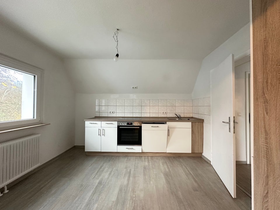 Niedliche 2-Zimmer-Dachgeschoss-Wohnung mit großem Balkon und Einbauküche! - Foto 1
