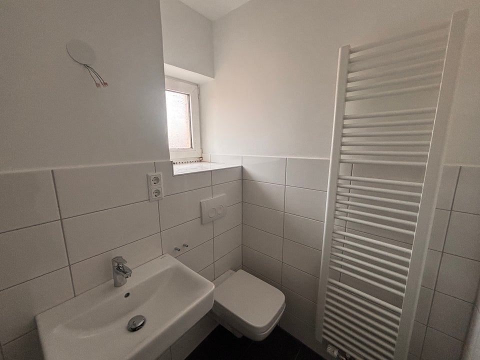 Willkommen in Moosach! Frisch renovierte 3-Zimmer-Wohnung mit Einbauküche und Balkon - Foto 2