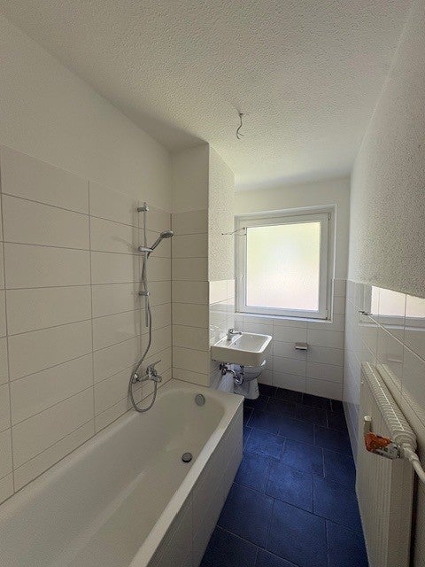 Überzeugen Sie sich selbst: Schöne renovierte 2-Raum Wohnung mit Tageslichtbad + Balkon! - Photo 4