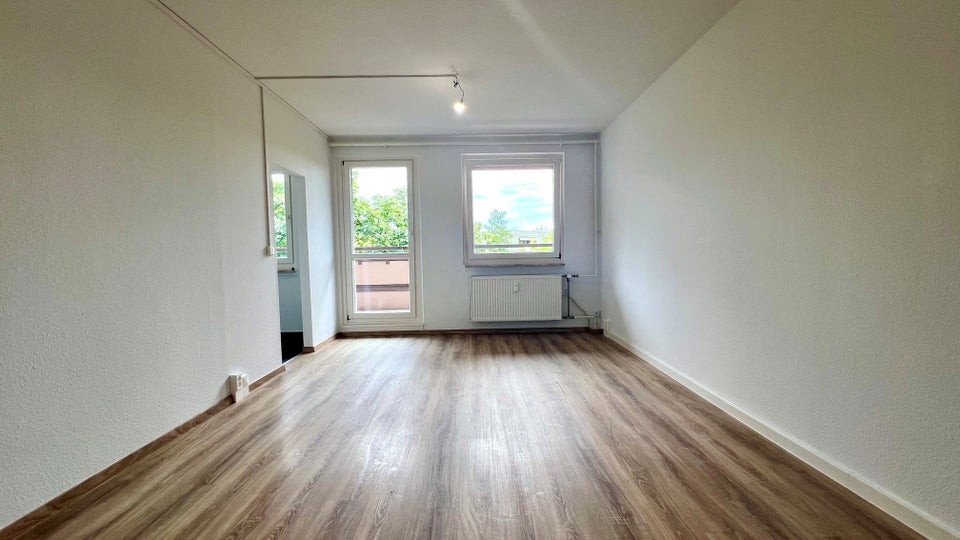 4-Zimmerwohnung in oberster Etage mit Aufzug und Balkon freut sich auf nette Mieter! - Foto 1