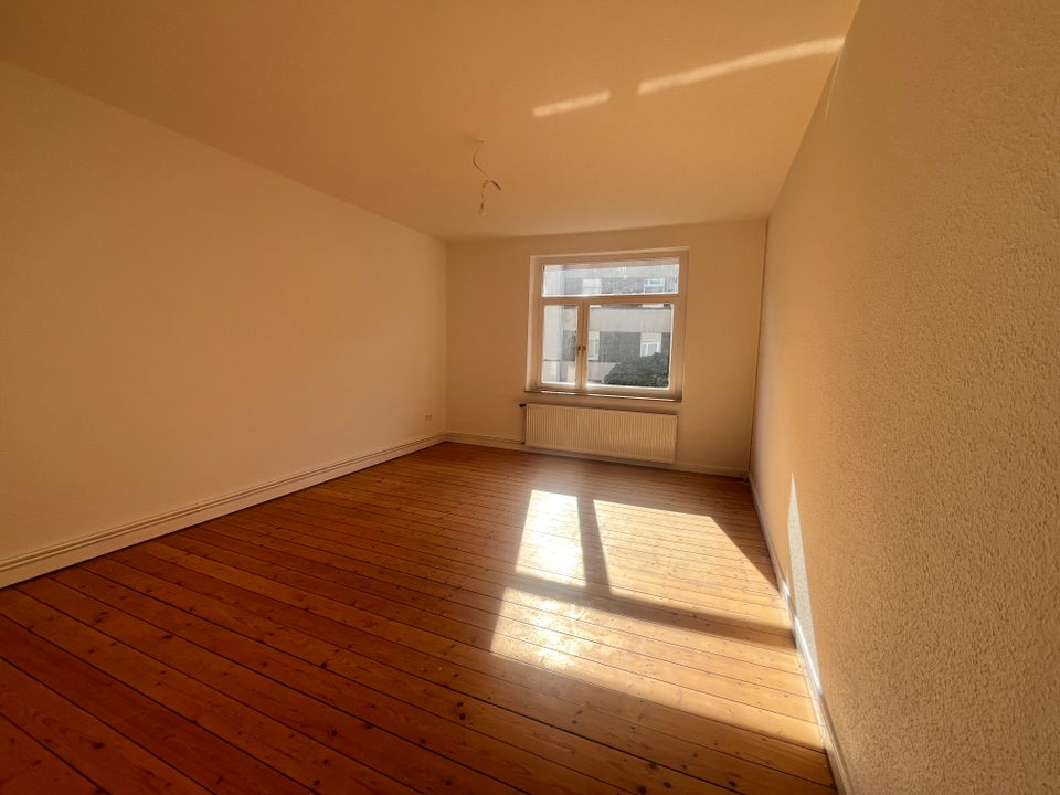 Gut geschnittene 3-Zimmer-Wohnung mit großer Küche in zentraler Lage - Photo 5