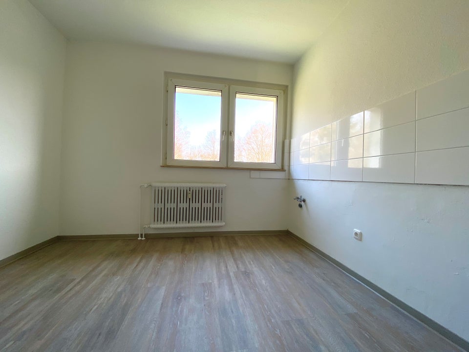 Schöne 3-Zimmer-Wohnung mit Wand und Bodenbelag - Foto 2