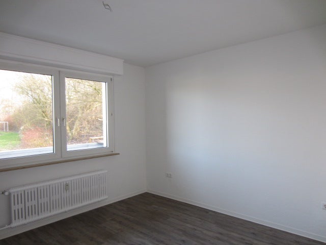 Bezugsfertig renovierte 2-Zimmerwohnung mit Balkon im EG (Hochparterre)! - Photo 2