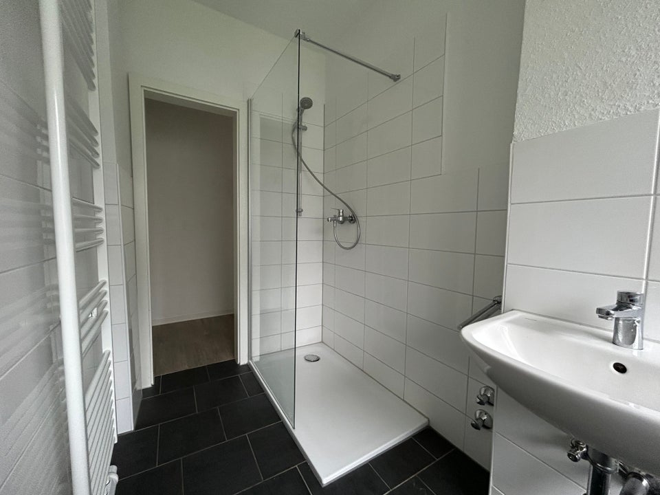 Zentraler Wohnen: citynahe, renovierte 2,5-Zimmer-Wohnung - Photo 2